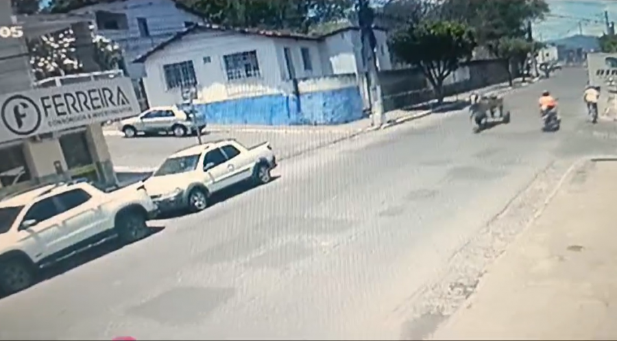 Carroça desgovernada atinge carro no centro de Jequié