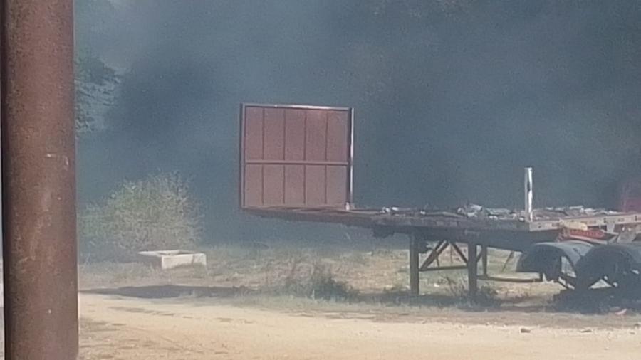 Incêndio destrói diversos carros e peças automotivas em depósito de sucatas em Jequié