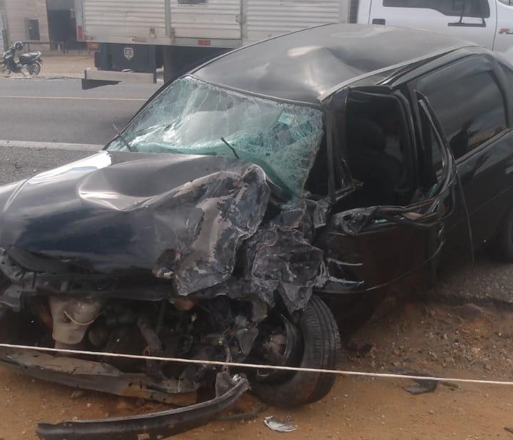 Mulher morre após acidente entre carro e carreta na BR-116 no Entroncamento de Jaguaquara-BA