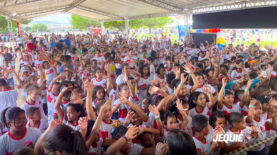 Prefeitura de Jequié comemora Dia das Crianças histórico reunindo cerca de 10 mil estudantes das escolas municipais