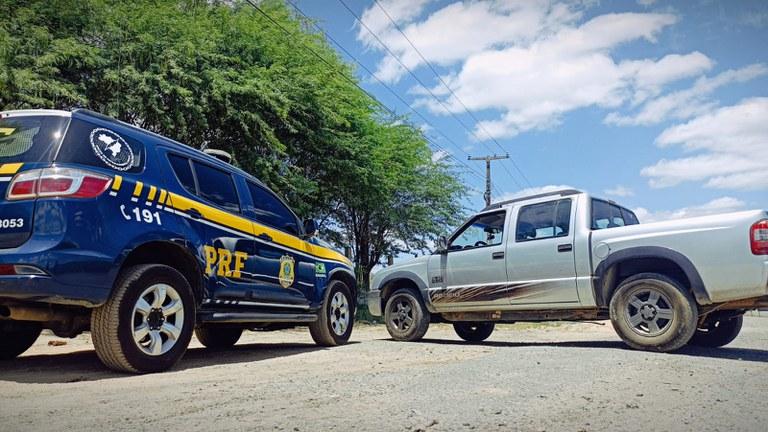 PRF recupera carro roubado durante fiscalização na BR-116 em Jequié