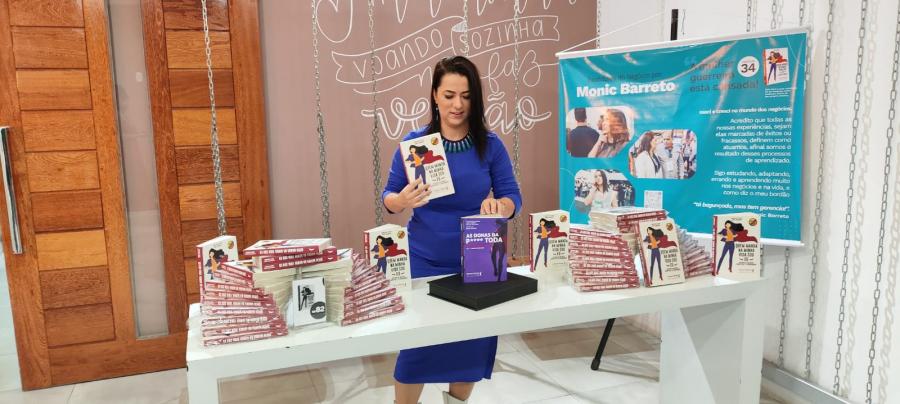 Empresária e escritora Monic Barreto lança livros em Jequié