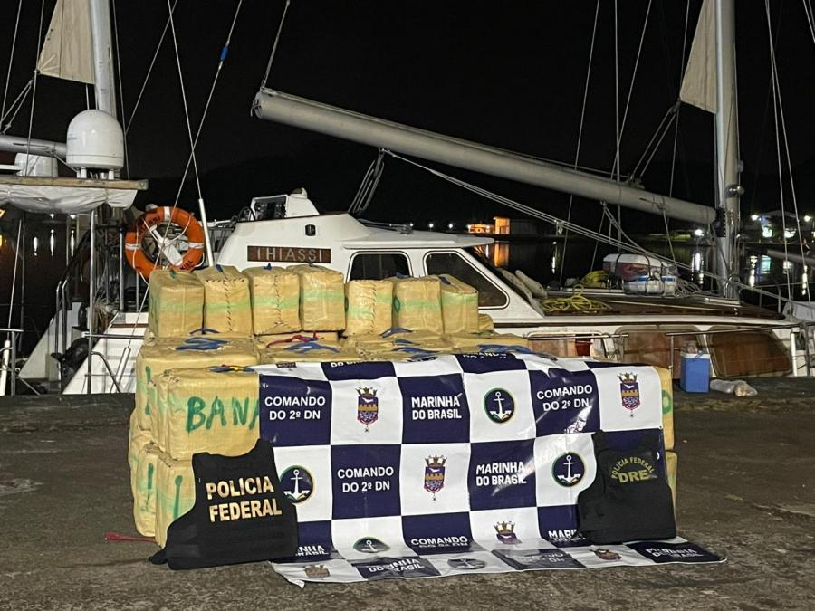 Polícia Federal e Marinha do Brasil apreendem veleiro com mais de 2 toneladas de droga em Salvador/BA