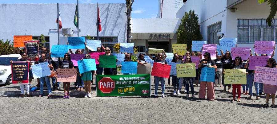 Professores de Apuarema realizam protesto em frente ao fórum e MP de Jequié: gritando por socorro