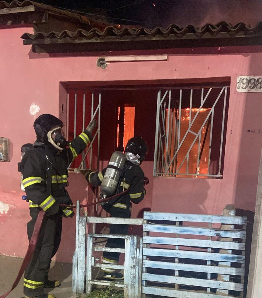 Bombeiros agem rapidamente e evitam que fogo se alastre em casa na cidade de Jequié