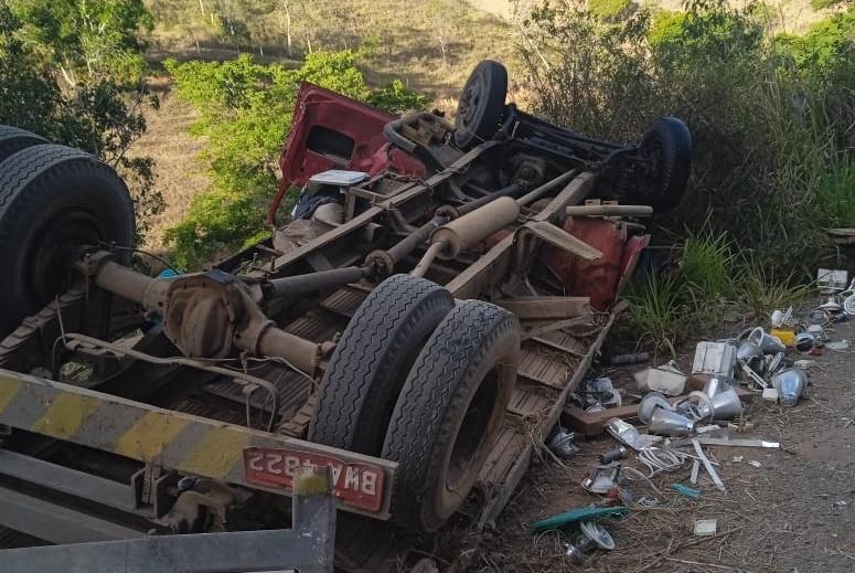 Caminhão capota nas 7 curvas, estrada que liga Jequié a Apuarema