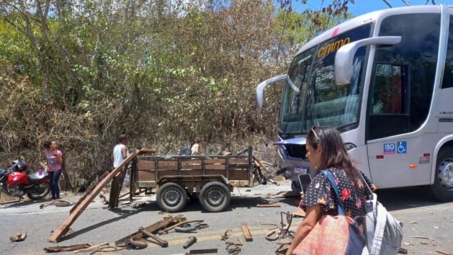 Ônibus  que saiu de Jequié para Porto Seguro se envolve em acidente na BR-101