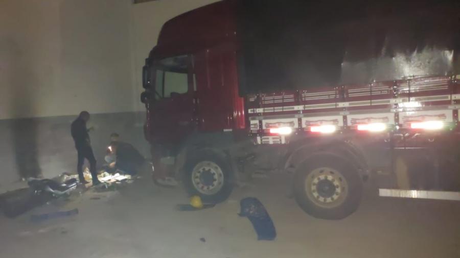 Caminhão carregado de milho é recuperado pela polícia; veiculo teria sido roubado na região