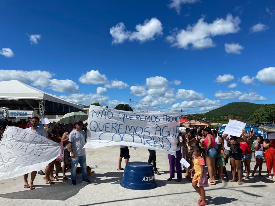 Moradores de Manoel Vitorino protestam em visita de Jerônimo: “Não queremos promessa, queremos água, socorro”,