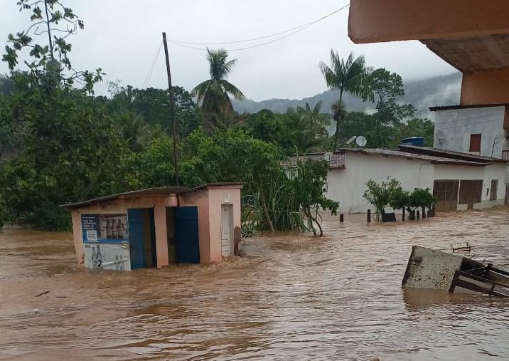 Rio transborda e invade trecho da BA-547 e casas no povoado do Mineiro em Itamari