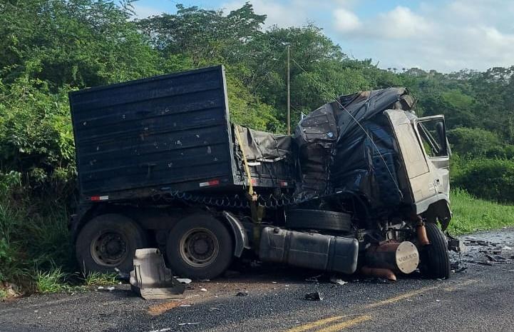 URGENTE: Ônibus bate de frente com carreta na estrada Maracás a Planaltino