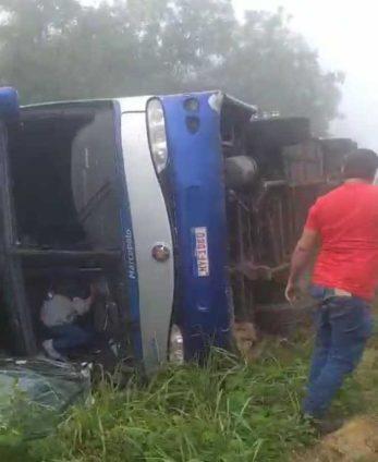 Vitória da Conquista: Oito ficam feridos em acidente com ônibus na BR-116