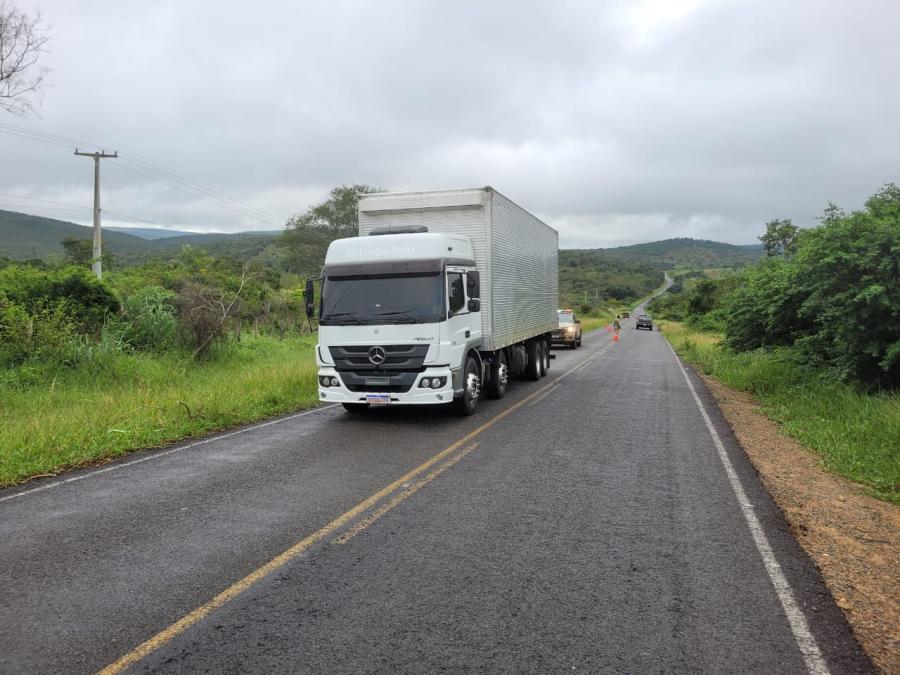 Caminhão tomado em assalto por bandidos armados é recuperado pela PRE em Jequié-BA