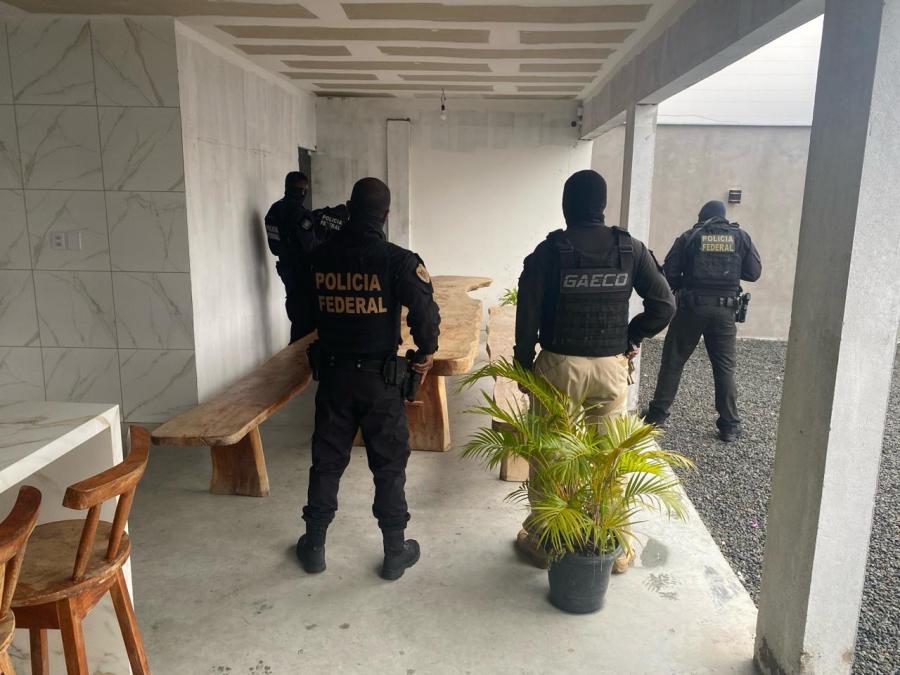 Cinco policiais militares são presos em operação que investiga lavagem de dinheiro na Bahia