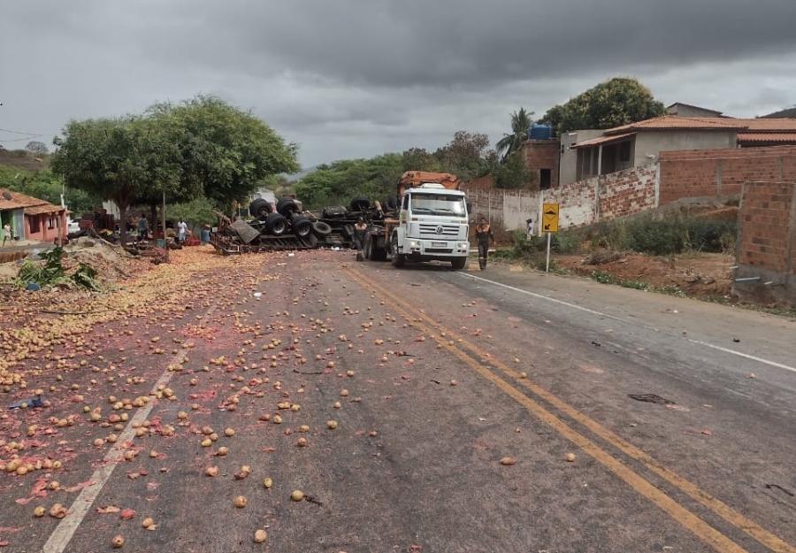 Caminhão carregado de goiaba perde freio e tomba na região de Pé de Serra