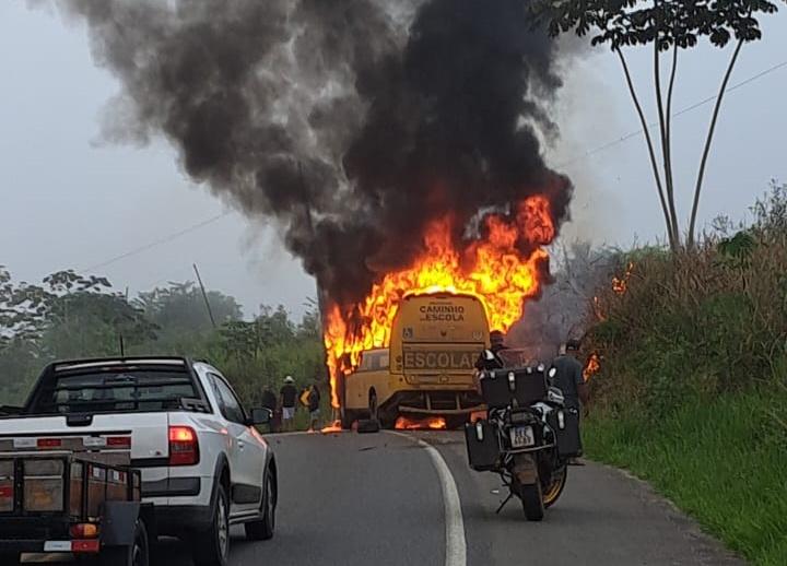 Jitaúna: Casal morre carbonizado na batida de moto e ônibus escolar de Jitaúna