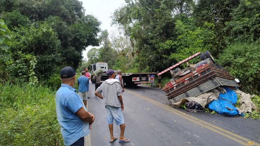 Caminhão carregado de bananas capota na BA-120, trecho Gandu a Ibirataia