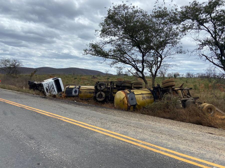 Caminhão que transportava combustível tomba na BA-026 e gasolina se espalha pela pista