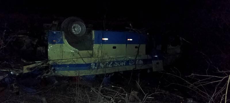 Motorista e mecânico morrem após ônibus cair em ribanceira na BR-030 em Guanambi