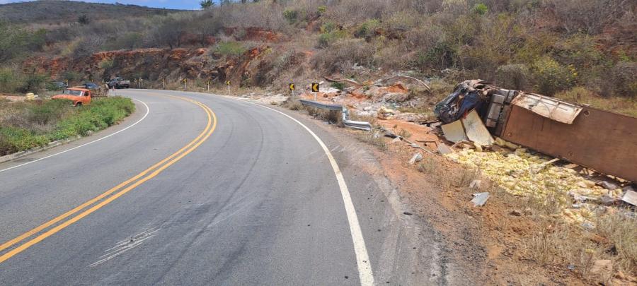 Motorista é retirado das ferragens e socorrido para hospital de Jequié