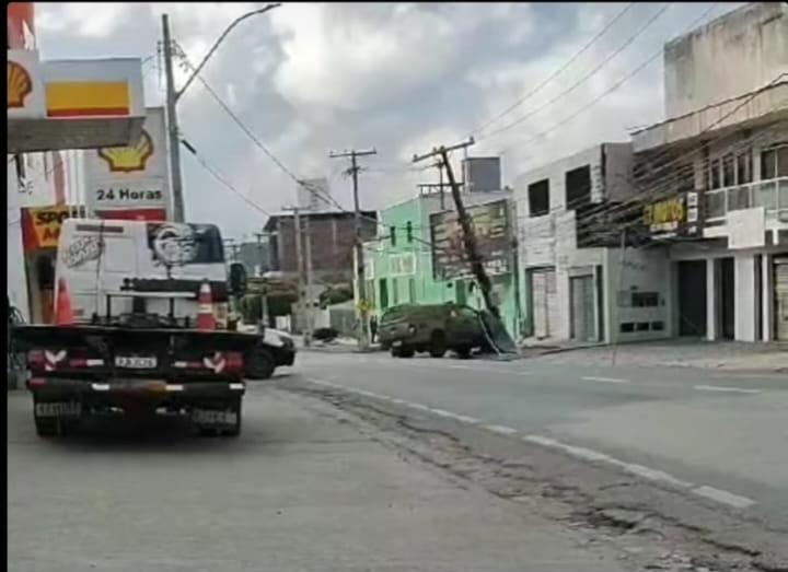 Viatura da Policia Militar bate em poste no Centro de Jequié