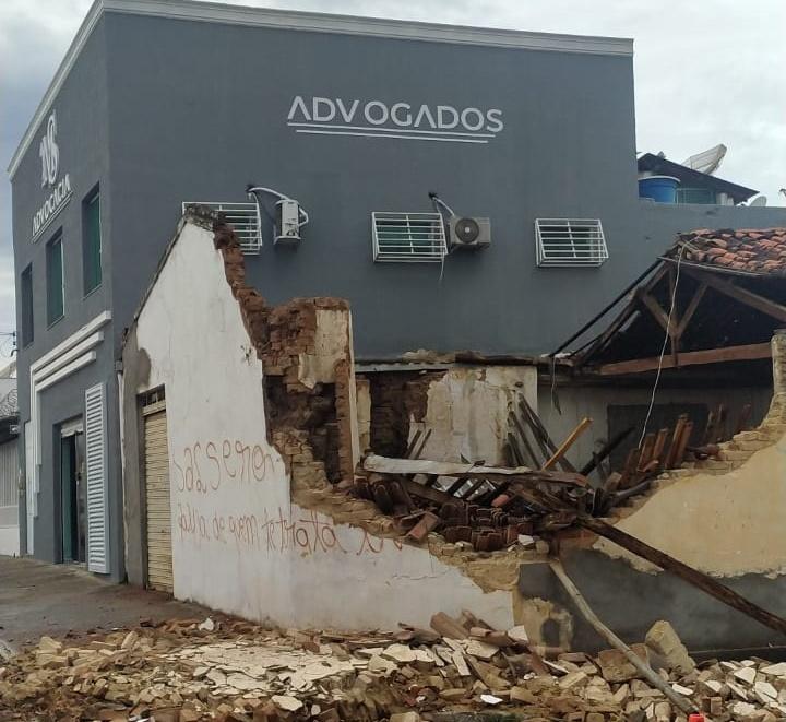 Casa desaba após chuva na área central  de Jequié