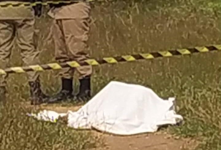 Homem é morto a tiros no Amaralina; polícia localiza moto possivelmente usada para cometer o crime abandonada