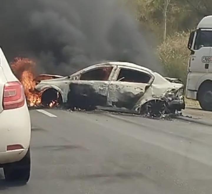 Acidente na Serra do Mutum: Carro bate em carreta e pega fogo, deixando dois feridos