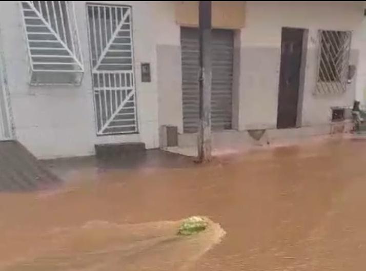 Chuvas causam alagamentos em Jequié: KM 3, Mandacaru, Cansanção e Centro são Afetados