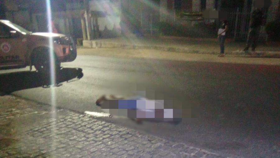 Homem de 20 anos é assassinado próximo a bar no bairro Cansanção em Jequié