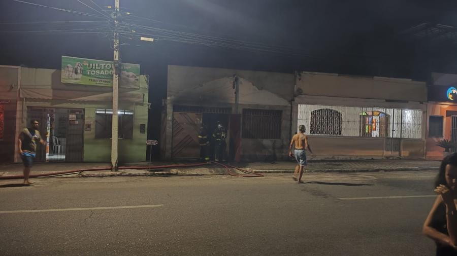 Jequié: Homem é resgatado Ileso de incêndio residencial: Heroica ação dos bombeiros salva vida