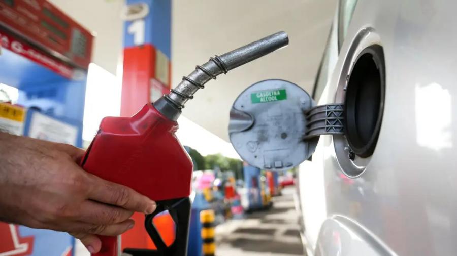 Acelen anuncia reajuste de 3,2% no preço da gasolina para distribuidoras na Bahia