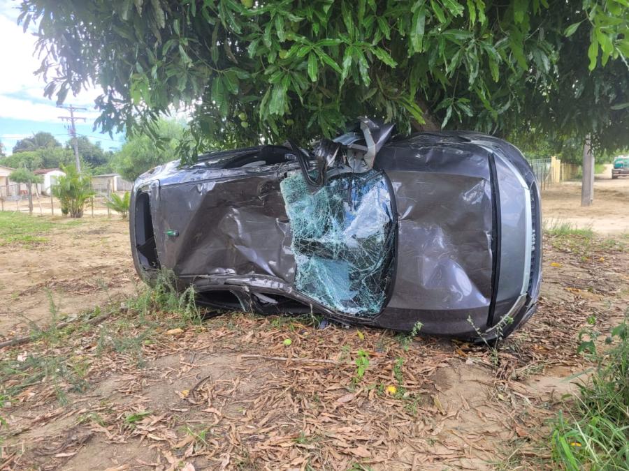 Veículo capota e deixa condutor ferido na rodovia 250 trecho de Itiruçú