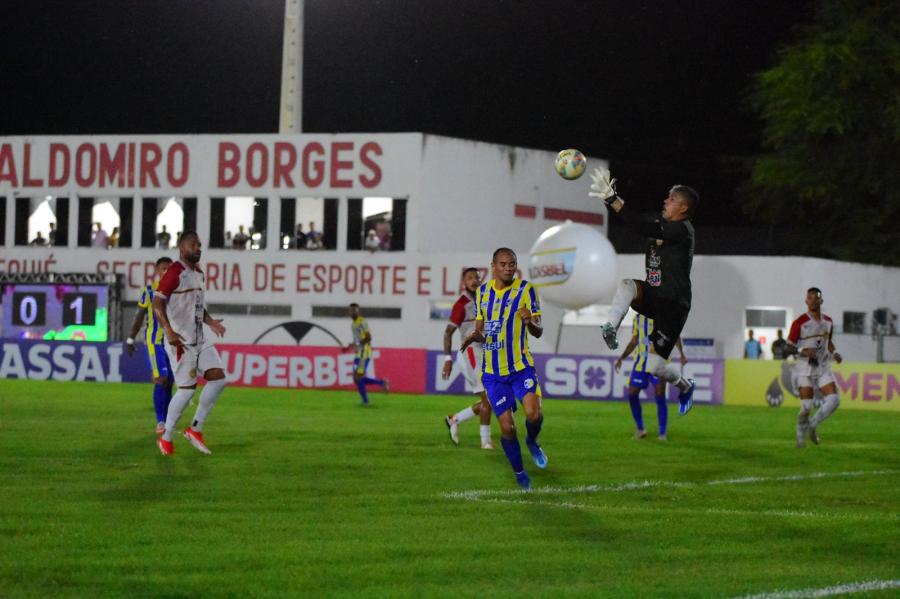 Juazeirense faz gol cedo e vence o Jequié, em jogo marcado por temporal e gramado encharcado