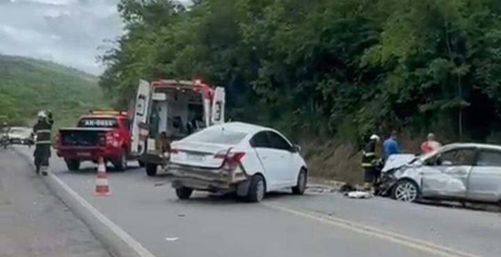 Acidente na BR-330: duas pessoas são socorridas após colisão em Jequié