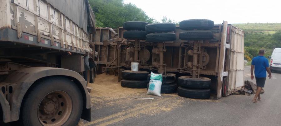 Carreta carregada de soja tomba na B-026 e interdita parcialmente rodovia