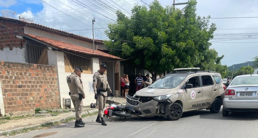 Moto que realizava manobras perigosas colide com viatura da polícia em Jequié