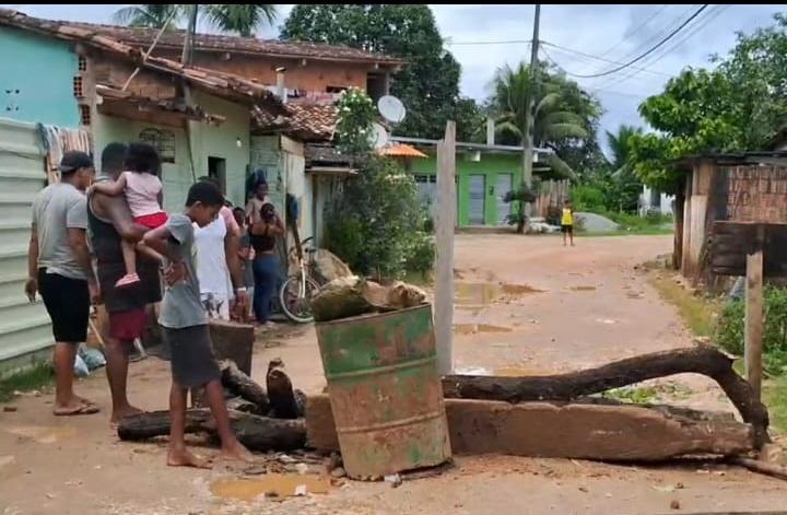 Jequié: Moradores do distrito de Barra Avenida interditam via e protesta por melhorias