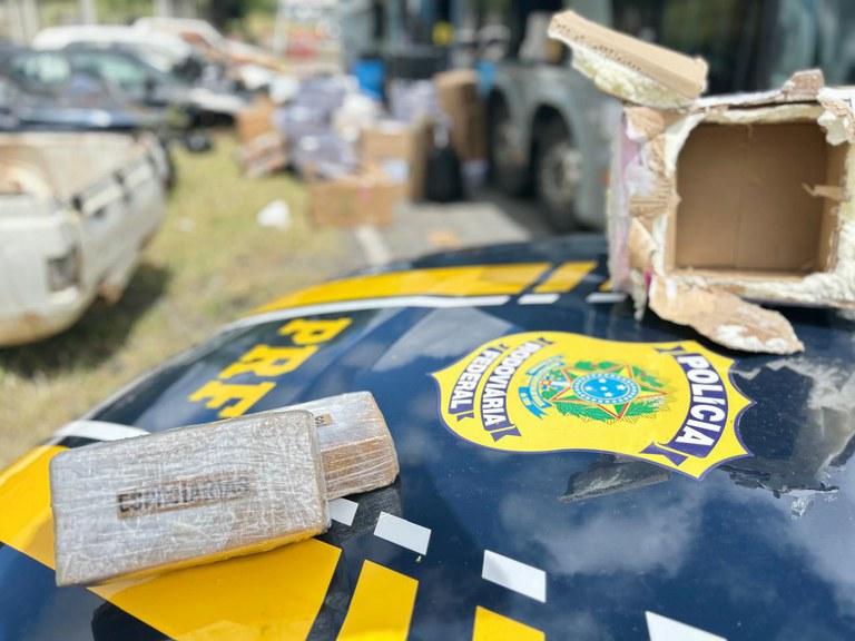 PRF apreende crack, celulares e cigarros eletrônicos em ônibus na BR-116, em Jequié