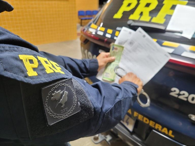 PRF prende foragido da Justiça do Paraná durante fiscalização em Jequié (BA)