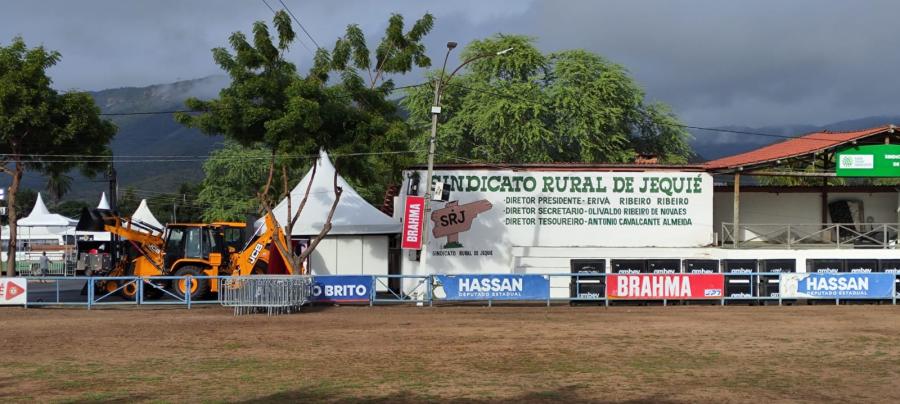 44ª Exposição de Jequié: sábado de festa com Trio da Huanna e Netinho do Forró