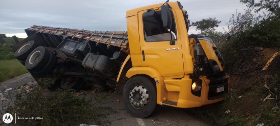 BA 026: motorista sofre ferimentos em choque e tombamento entre Planaltino e Maracás