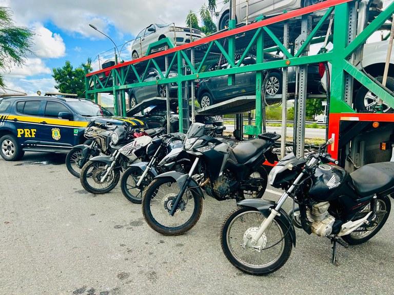 Jequié: PRF intercepta cegonha com 5 motos furtadas