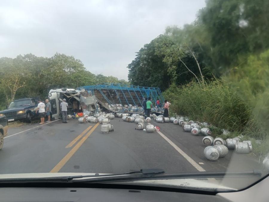 Motorista de Jequié se envolve em acidente na BR-101 que deixam mortos e feridos