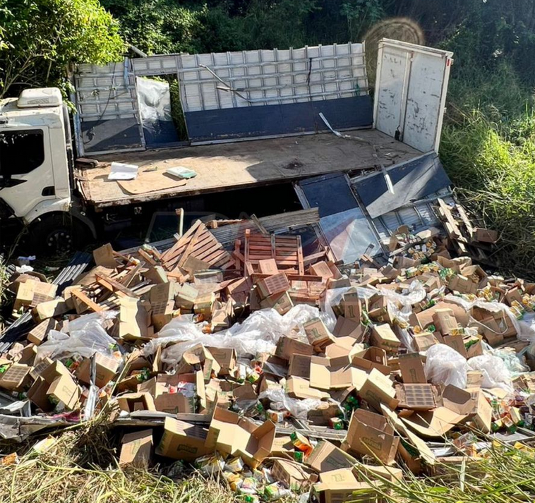 Motorista fica ferido e carga é levada por populares na BR-116