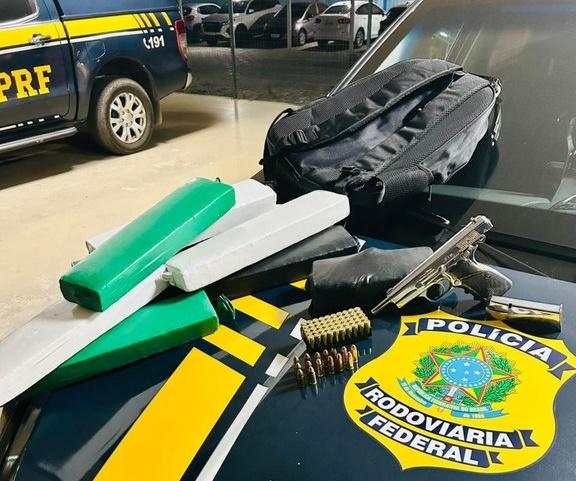 PRF apreende drogas, arma e munições em ônibus de turismo na BR-116