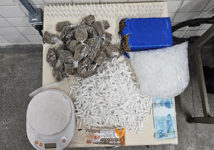 Adolescente é apreendido com drogas e dinheiro no São João de Jequié