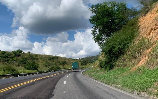Carreta inclinada na Serra do Mutum na BR-116 provoca lentidão e transito opera em meia pista