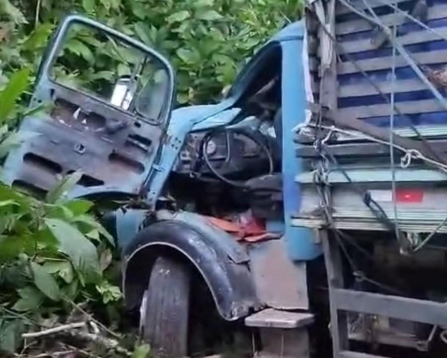 Caminhão de Ipiaú se envolve em acidente na Curva da Garganta em Ibirataia