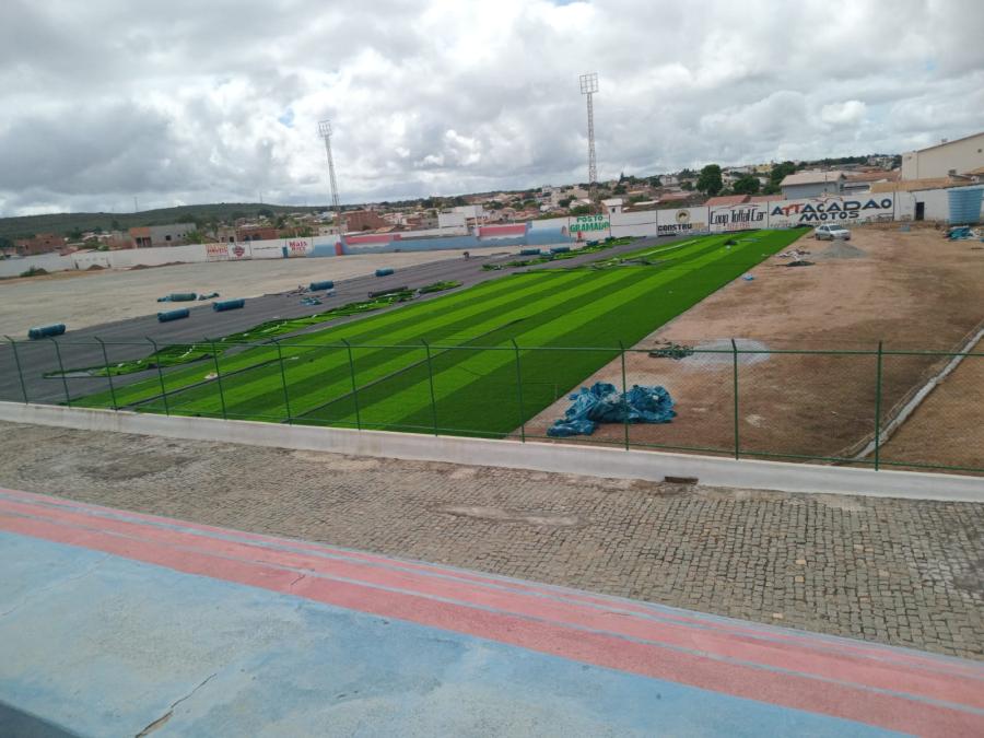 Poções se moderniza: estádio Heraldo Curvelo recebe gramado sintético